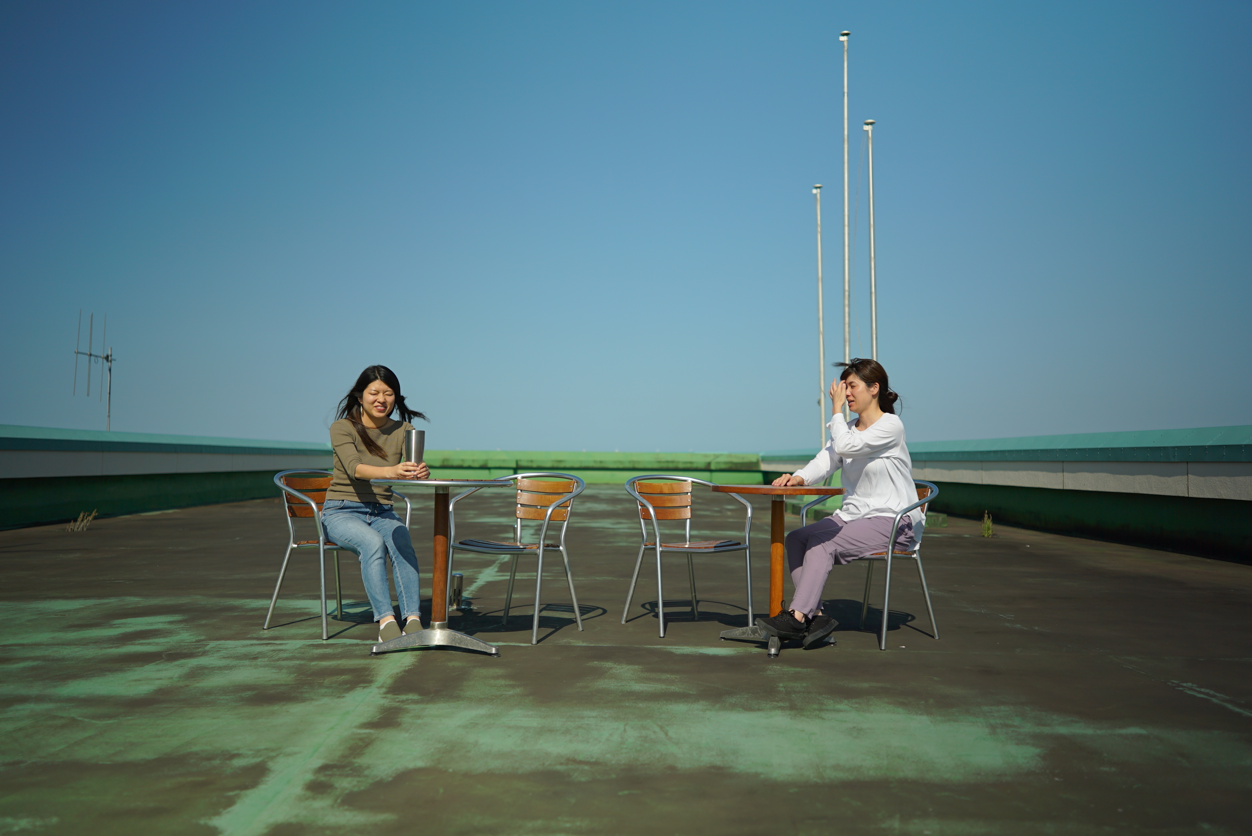 夕暮れ時の屋上レンタルスペース - 広大な空と町の風景を一望できる