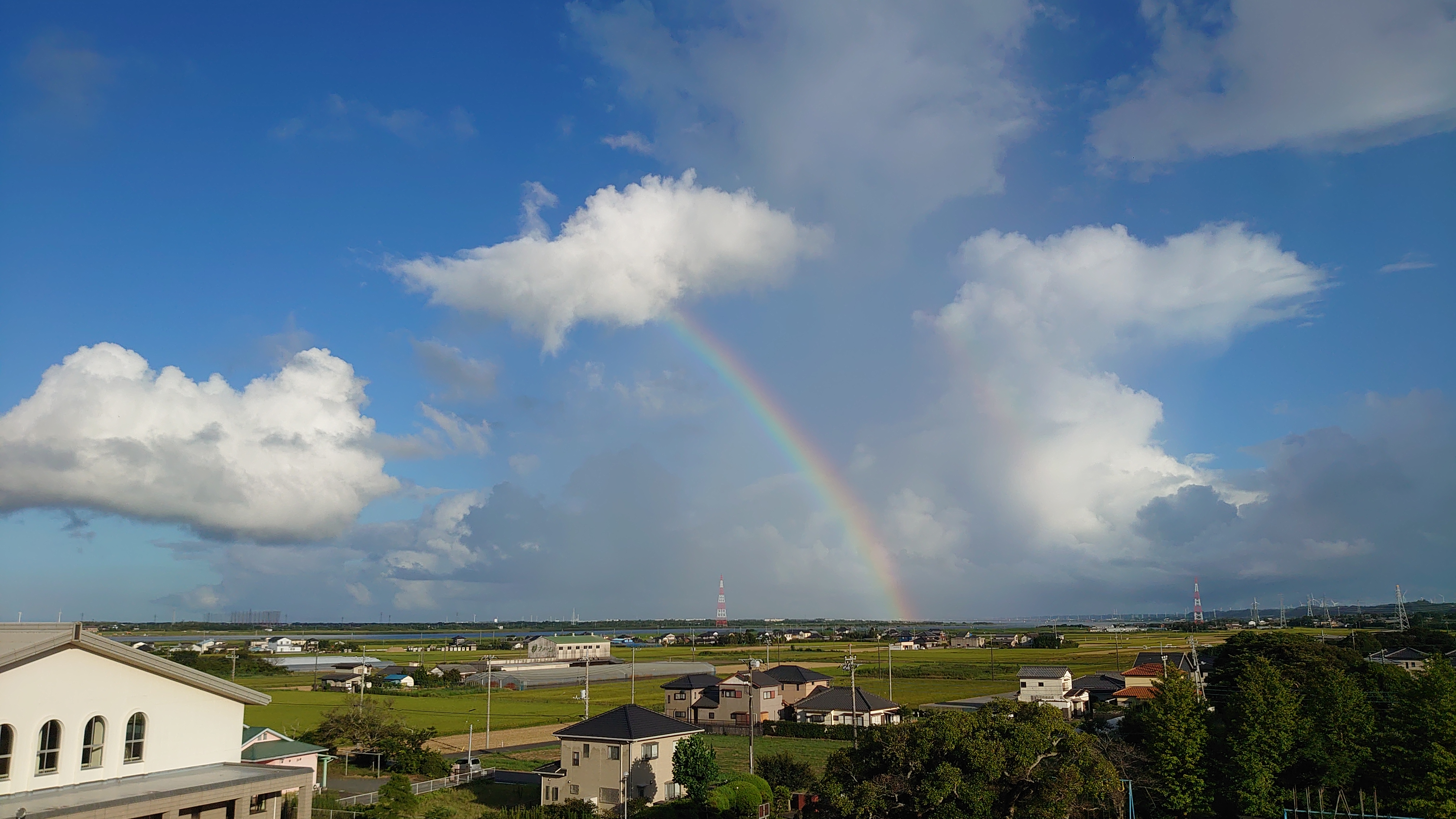 屋上で行われるヨガイベントの様子