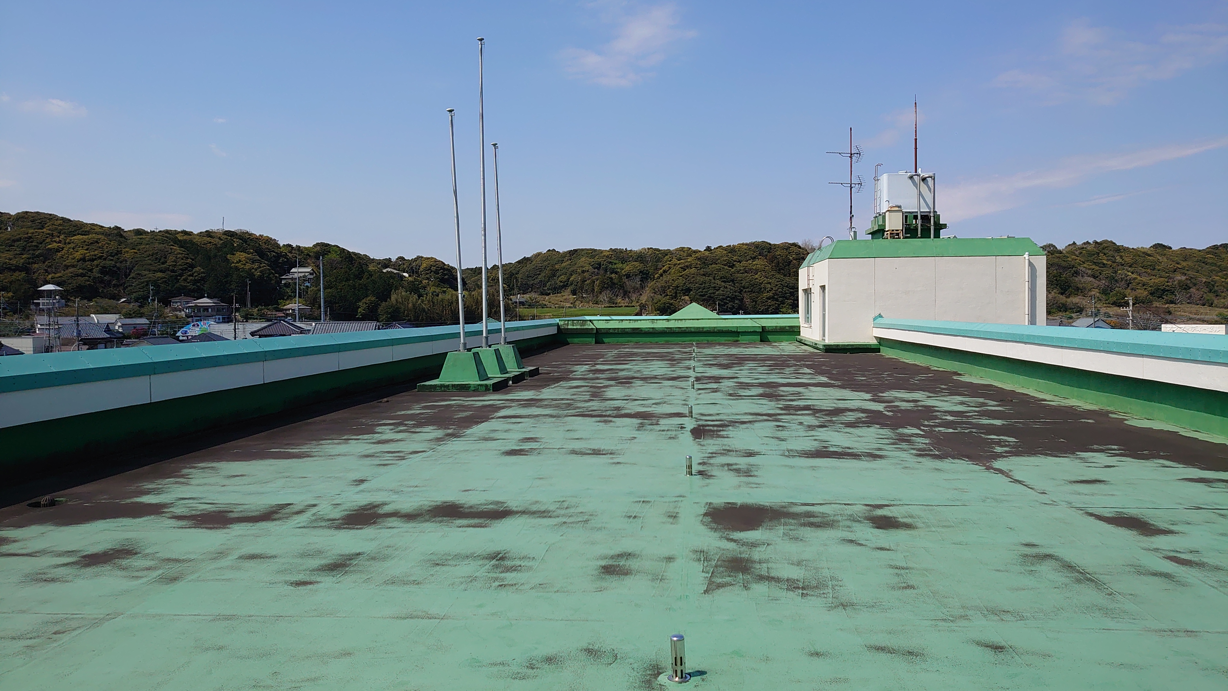 夜の屋上パーティー - ライトアップされた幻想的な空間