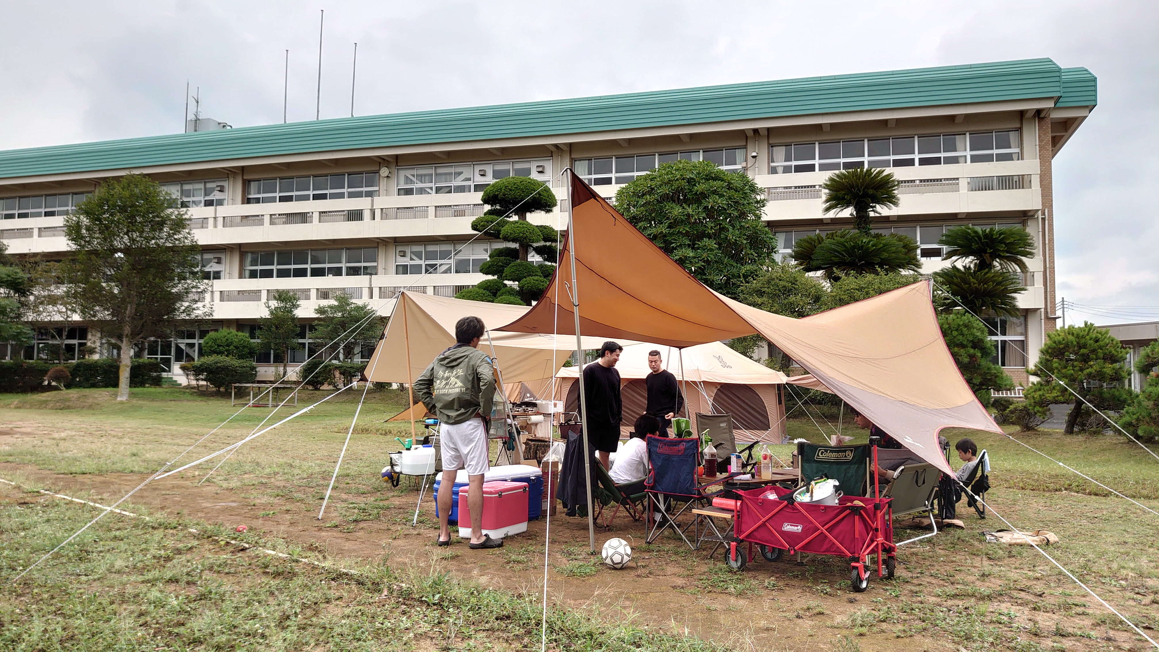 校庭キャンプ場 昼間の設営風景 - 広い校庭を独り占めできるプライベートキャンプ体験