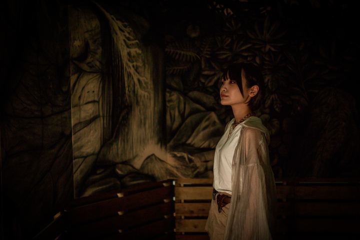 壁一面の作品の前に立つ人物（OPPES / 倉庫美術館）